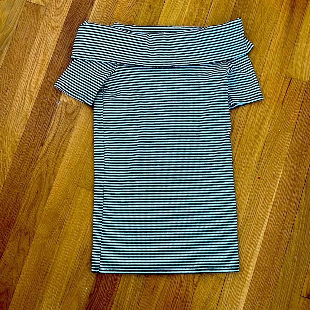 Black and white ribbed off the should maternity top - pea in the pod